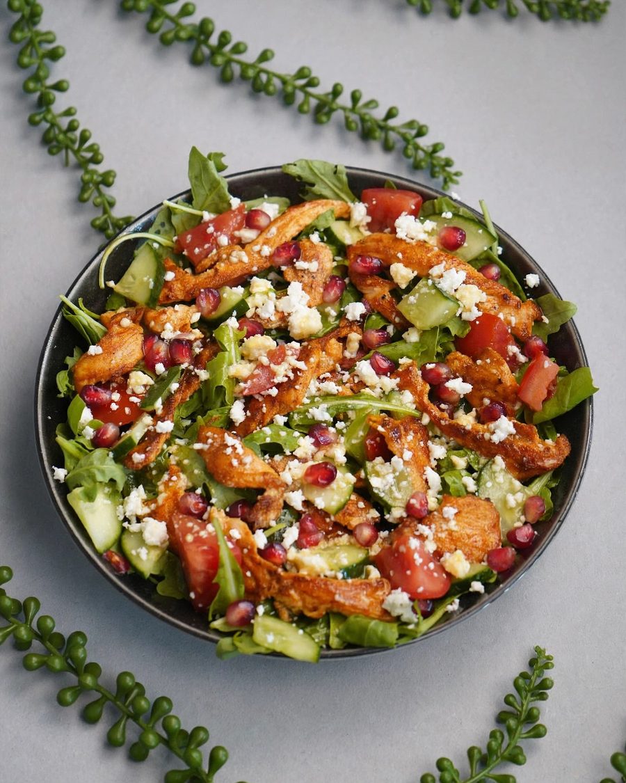 Salad Bowl Sommerfreude mit Poulet und Feta